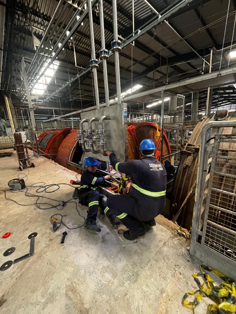 Equipe Usemont em montagem industrial