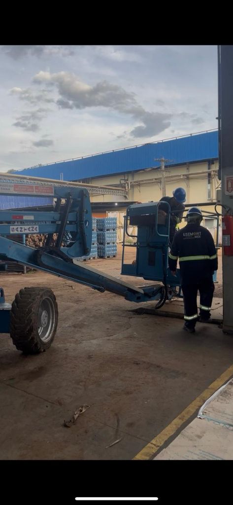 Equipe Usemont com plataforma elevatória